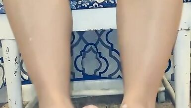 La matrigna annoiata masturba il figlio con i piedi dopo che il padre se nè andato. Primo footjob in assoluto - 11 image