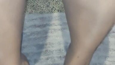 La matrigna annoiata masturba il figlio con i piedi dopo che il padre se nè andato. Primo footjob in assoluto - 14 image