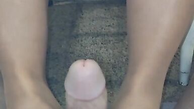 La matrigna annoiata masturba il figlio con i piedi dopo che il padre se nè andato. Primo footjob in assoluto - 3 image