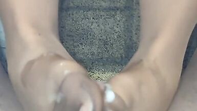 La matrigna annoiata masturba il figlio con i piedi dopo che il padre se nè andato. Primo footjob in assoluto - 7 image