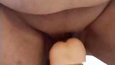 Femme sexy jouant avec son gode et son vibrateur jusquà lorgasme