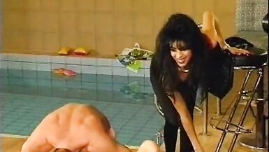 3 au bar et à la piscine- sur ce film, tu gicles comme un fou - 10 image