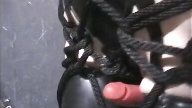 La dominatrice rossa e piccante punisce la bruna nel dungeon - 9 image
