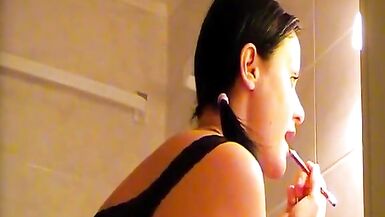Milf pussyplay in the bathroom - 2 image