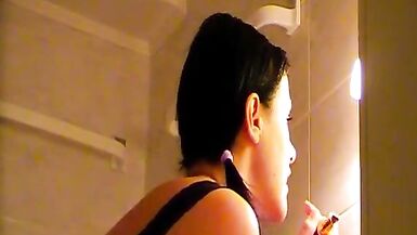 Milf pussyplay in the bathroom - 3 image