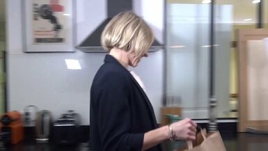 Milf française poilue veut une bite dure détrangers dans son cul