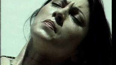 Une brune sexy se fait percer lanus au bord de la piscine