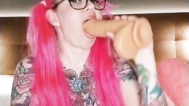 Scolaretta e un dildo enorme - 2 image