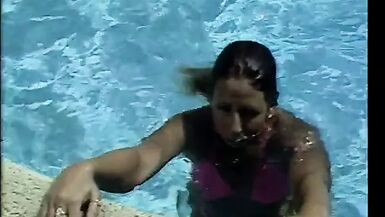 Une blonde plantureuse se fait baiser sur une chaise longue après avoir fait une fellation