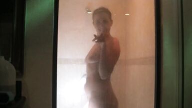 Je prends une douche pendant que mon mari filme. Regardez jusquà la fin pour un message spécial !