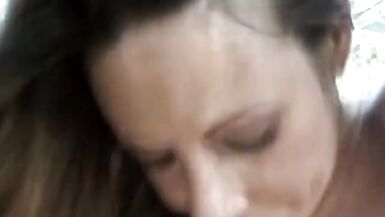 Una bella brunetta inesperta succhia un cazzo enorme allaperto - 11 image