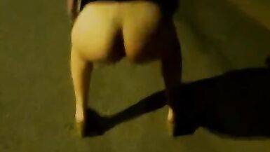 Yaramaz MILF açık havada işiyor - 12 image