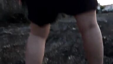 Yaramaz MILF açık havada işiyor - 4 image