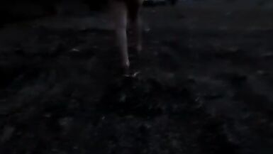 Yaramaz MILF açık havada işiyor - 7 image