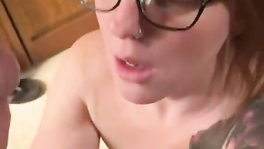 Une rousse sexy portant des lunettes reçoit un soin du visage