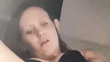 Femme baisant la chatte et le cul avec des godemichés