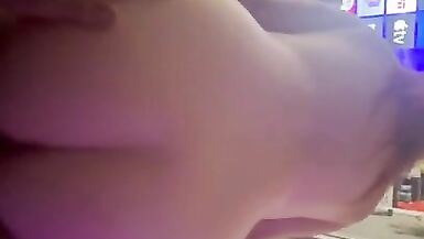 La voisine rousse trompe sa bite pendant que le mari est absent