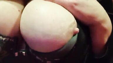 Toccare le tette grosse in ascensore - 15 image