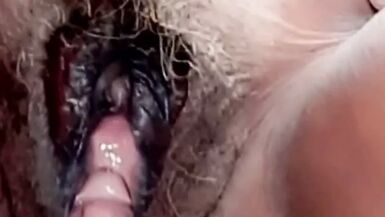 En mettant ma culotte, je vois ma chatte mature et poilue de bas en haut.