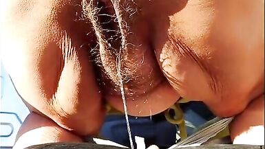 Sarrêtant sur le bord de la route, une femme latine mûre a envie de faire pipi !