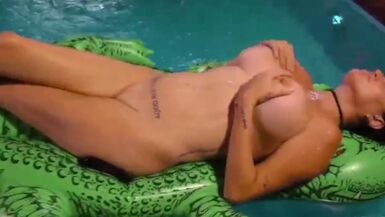 Celia Lora con tette molto grandi in piscina - 1 image