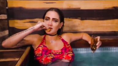 Celia Lora con tette molto grandi in piscina - 2 image