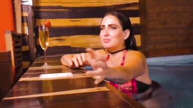 Celia Lora con tette molto grandi in piscina - 3 image