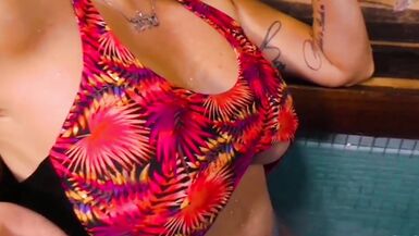 Celia Lora con tette molto grandi in piscina - 4 image