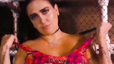 Celia Lora con tette molto grandi in piscina - 5 image