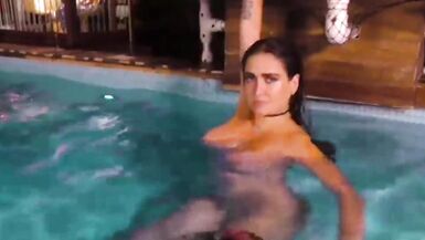 Celia Lora con tette molto grandi in piscina - 7 image