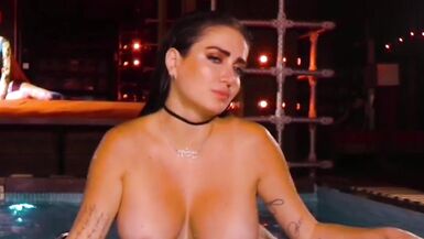 Celia Lora con tette molto grandi in piscina - 8 image