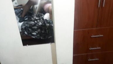 Je surprends ma cousine alors quelle envoie une vidéo à son petit ami