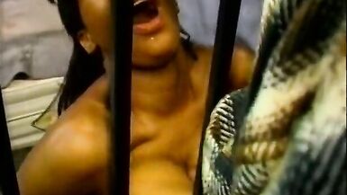 Cabra de ébano com mamas enormes pode brincar com a pila através das grades - 6 image
