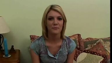 Deux grosses bites baisent tous les trous serrés de cette fille qui aime les jouets sexuels.