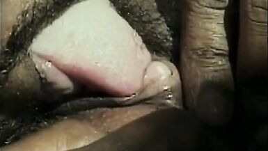 Une fête au bord de la piscine se transforme en une orgie de baise hardcore