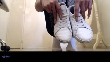 sneaker bitches ruik mijn vieze sokken en adoreer mijn voeten - 1 image