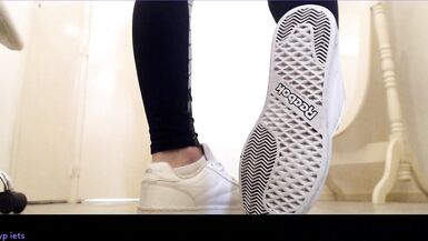 sneaker bitches ruik mijn vieze sokken en adoreer mijn voeten - 2 image