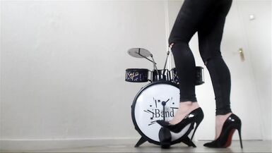 Goddess Carmen plays drums (crush video) - 4 image