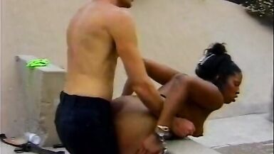 Un policier en train de senvoyer en lair avec une femme en noir