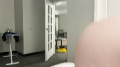 Une jeune fille se fait baiser dans un hôtel.