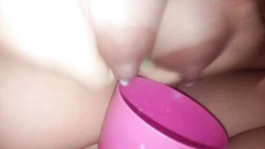 Mamma inesperta versa il latte dalle tette in una tazza - 10 image