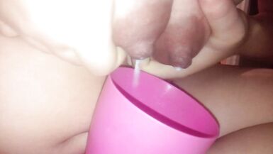 Mamma inesperta versa il latte dalle tette in una tazza - 12 image