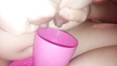 Mamma inesperta versa il latte dalle tette in una tazza - 2 image