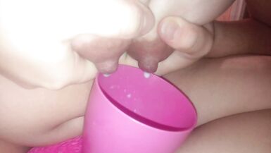 Mamma inesperta versa il latte dalle tette in una tazza - 3 image
