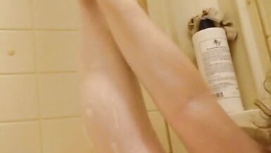 Freya Sinn Shows Off Her Body in the Bath - 14 image