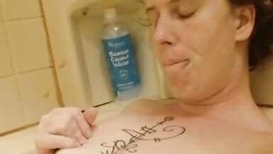 Freya Sinn Shows Off Her Body in the Bath - 5 image