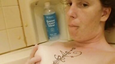 Freya Sinn Shows Off Her Body in the Bath - 6 image