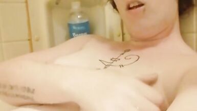 Freya Sinn Shows Off Her Body in the Bath - 8 image