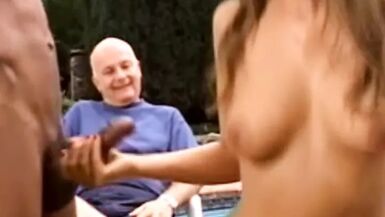 Echangisme en plein air avec une femme au corps parfait