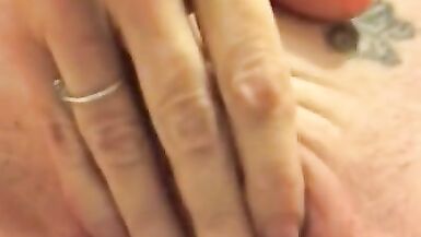 Gémir et jouer pendant que je pisse et que je jouis